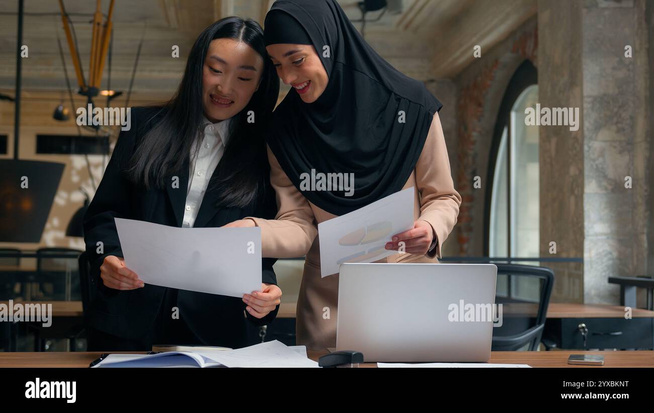 Femmes heureuses partenaires d'affaires collègues multiethniques filles multiraciales femmes asiatiques femme d'affaires musulmane femme fille diversité femmes d'affaires bureau Banque D'Images