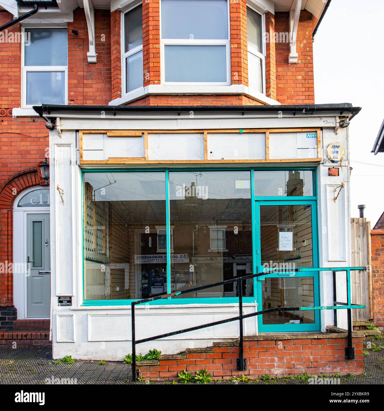 Fermeture de la boutique et déménagement de Wise Pharmacy à Elworth, près de Sandbach Cheshire UK Banque D'Images