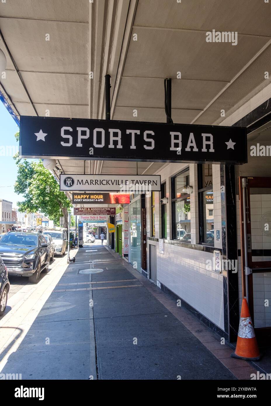 Le signe du bar sportif de la Marrickville Tavern est accroché sous les auvents sur Marrickville Road, Marrickville, Sydney, Australie Banque D'Images