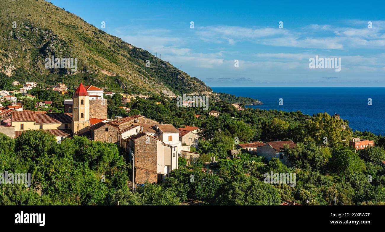 Le beau village côtier d'Acquafredda, près de Maratea, dans la région de Basilicate en Italie. Banque D'Images