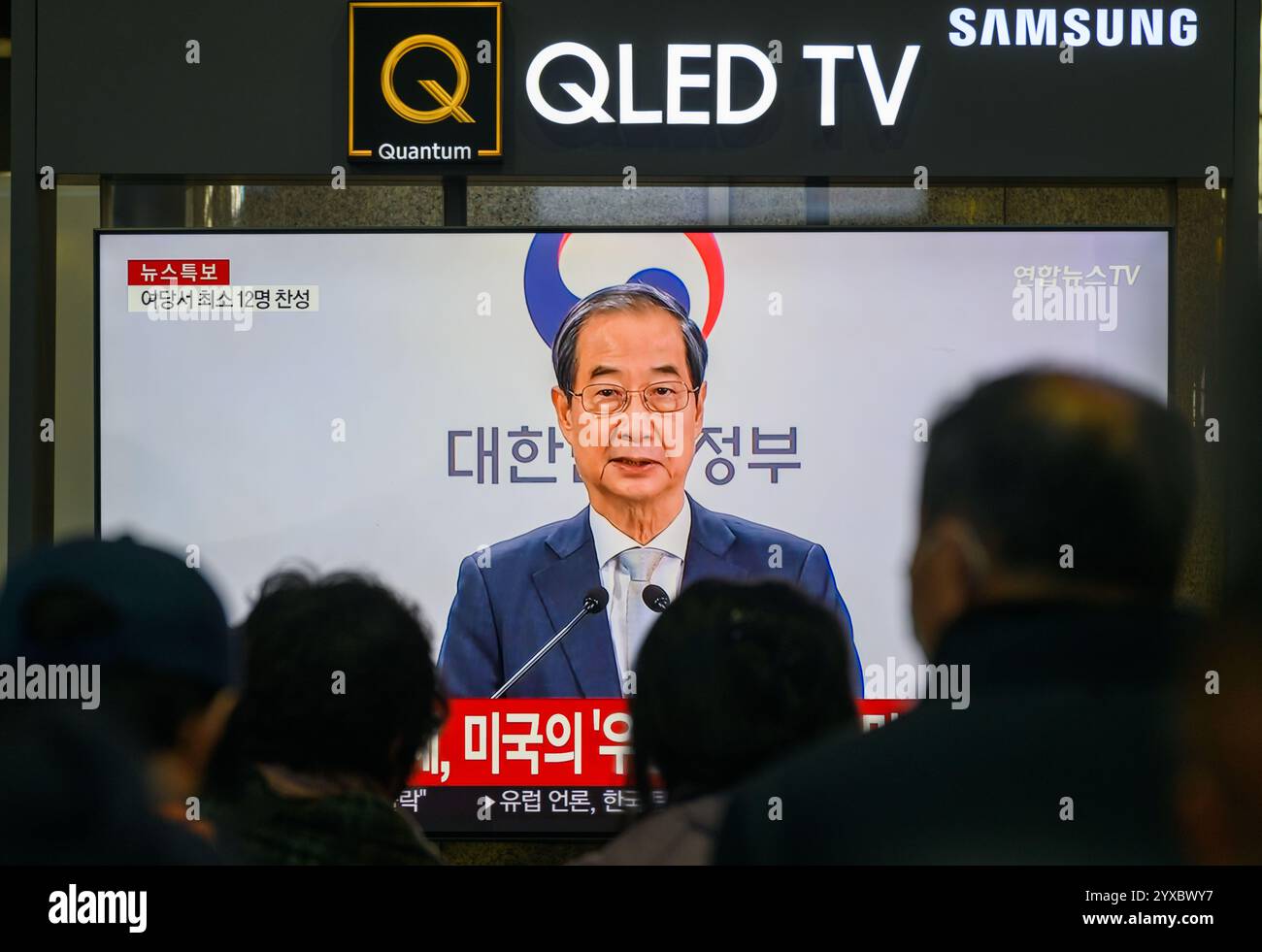 Séoul, Corée du Sud. 15 décembre 2024. Une émission de télévision Yonhapnews de 24 heures à la gare de Yongsan montrant le président par intérim Han Duck-soo faire une déclaration publique. L'Assemblée nationale de Corée du Sud a voté pour mettre en accusation le président Yoon Suk Yeol pour son imposition bâclée de la loi martiale, le suspendant de ses fonctions jusqu'à ce que la Cour constitutionnelle décide de le réintégrer ou de le démettre de ses fonctions. Crédit : SOPA images Limited/Alamy Live News Banque D'Images