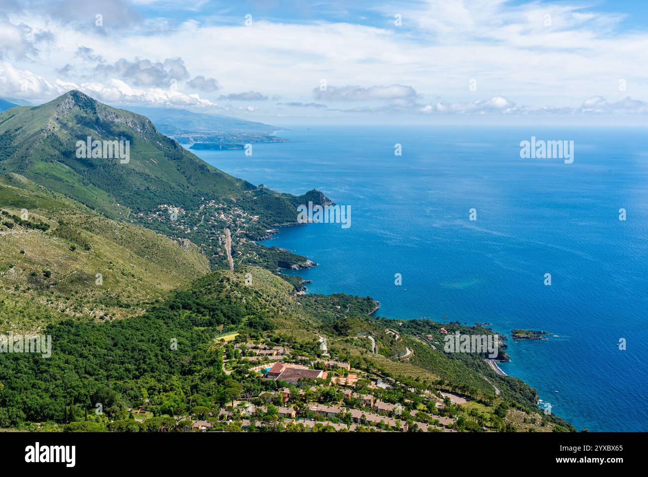 Vue panoramique de la montagne San Biagio à Maratea, beau village surplombant la mer, dans la province de Potenza, Basilicate, Italie. Banque D'Images