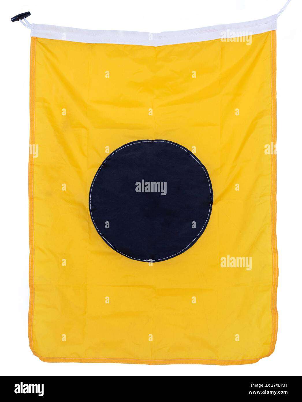 Drapeau de signal nautique avec cercle noir sur fond jaune. Le drapeau maritime représente la lettre I. cela signifie aussi changer de cap. Banque D'Images