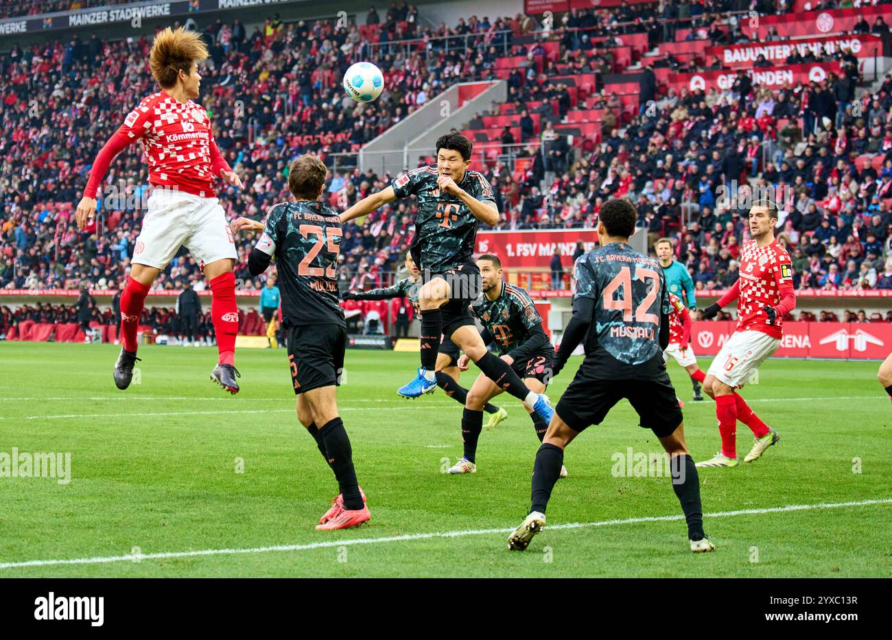 MinJae Kim, min-Jae Kim , FCB 3 Thomas MUELLER, Müller, FCB 25 Jamal MUSIALA, FCB 42 Competition for the ball, Tackling, duel, header, zweikampf, action, lutte contre Kaishu Sano, MZ 6 dans le match FSV MAINZ 05 - FC BAYERN MUENCHEN 2-1 le 14 décembre 2024 à Mayence, Allemagne. Saison 2024/2025, 1.Bundesliga, FCB,, München, journée 14, 14.Spieltag photographe : Peter Schatz - LA RÉGLEMENTATION DFL INTERDIT TOUTE UTILISATION DE PHOTOGRAPHIES comme SÉQUENCES D'IMAGES et/ou QUASI-VIDÉO - Banque D'Images