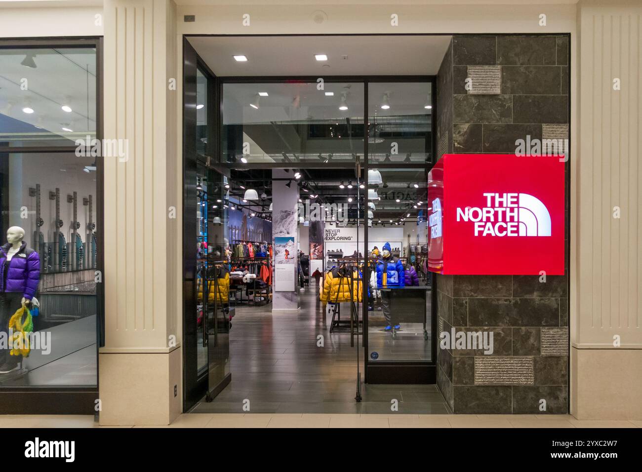BLOOMINGTON, MN, États-Unis, 13 DÉCEMBRE 2024 : le magasin de vente au détail North face au Mall of America. Banque D'Images
