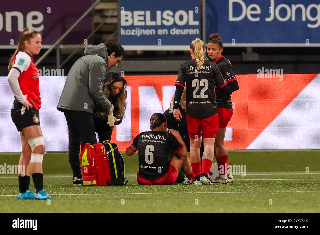 Rotterdam, pays-Bas. 15 décembre 2024. ROTTERDAM, PAYS-BAS - 15 DÉCEMBRE : blessure de Lynn Groenewegen de l'Excelsior lors du match Azerion Vrouwen Eredivisie entre l'Excelsior Rotterdam et Feyenoord au Van Donge & de Roo Stadion le 15 décembre 2024 à Rotterdam, pays-Bas. (Photo de Hans van der Valk/Orange Pictures) crédit : Orange pics BV/Alamy Live News Banque D'Images