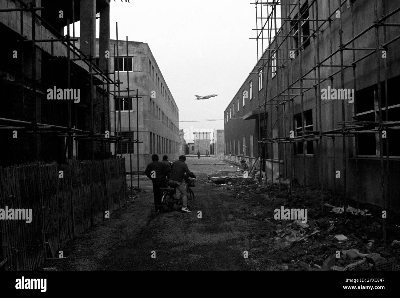 Un avion de chasse China FC 1 décolle d'un aéroport près de la ville. 2009. Banque D'Images