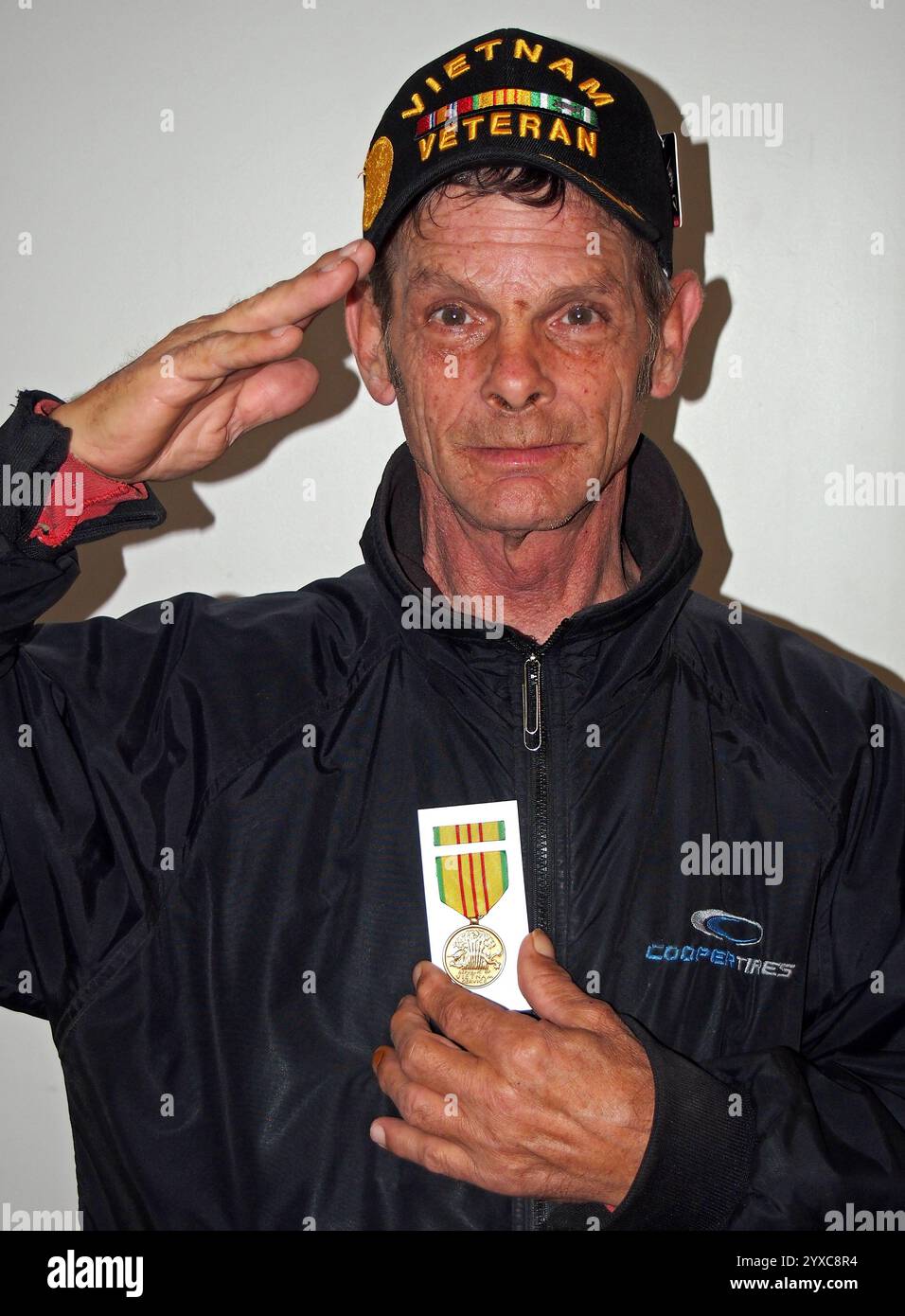 Vietnam US Navy Vet, Wayne Oversen avec sa médaille de son service il y a 41 ans, Banque D'Images