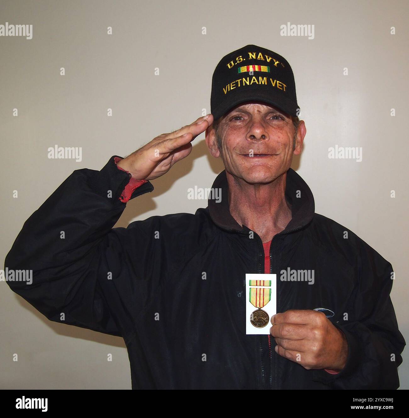 Vietnam US Navy Vet, Wayne Oversen avec sa médaille de son service il y a 41 ans, Banque D'Images