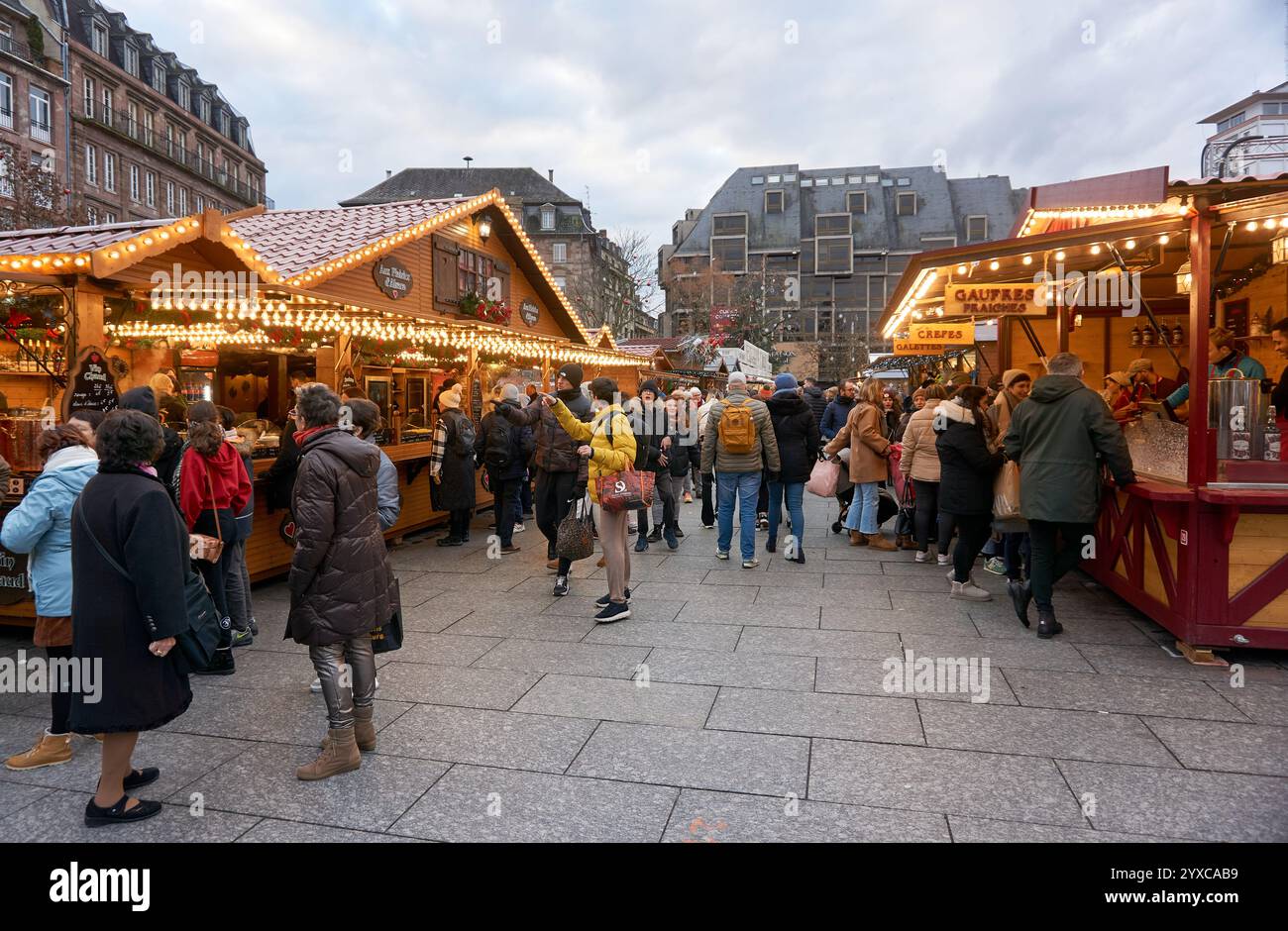 Strasbourg, France - 4 décembre 2024 : foule de Français et de touristes profitant de la période de Noël dans la capitale de Noël, Strasbourg City, FR Banque D'Images