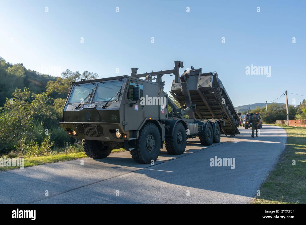 Véhicule de combat d'infanterie BMP-1, chargé sur un camion militaire T 815-7T3R41, 8×8.1R. Slovaquie, Europe. Banque D'Images