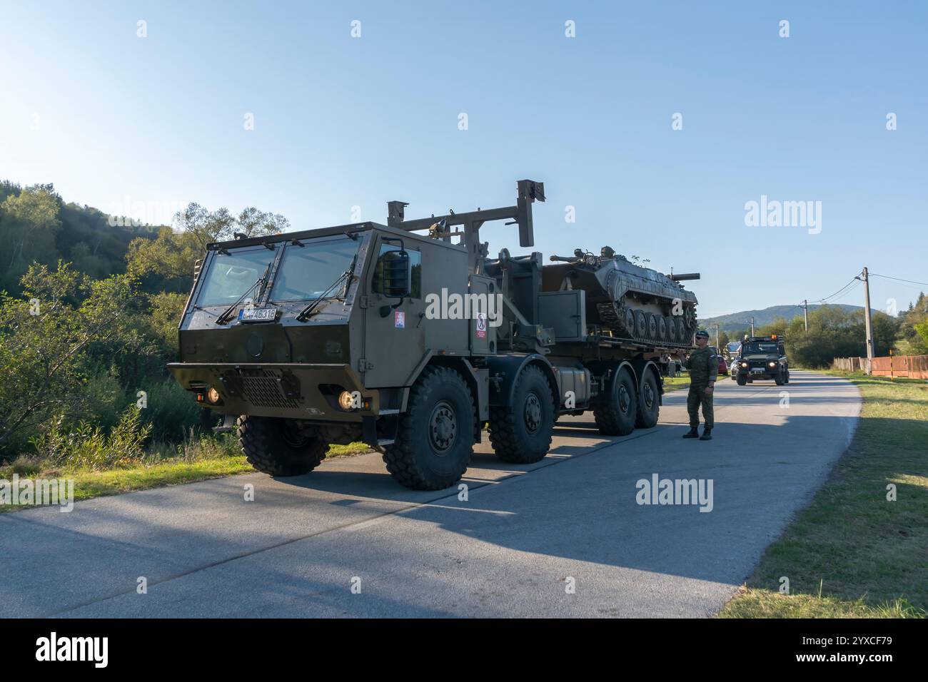 Véhicule de combat d'infanterie BMP-1, chargé sur un camion militaire T 815-7T3R41, 8×8.1R. Slovaquie, Europe. Banque D'Images