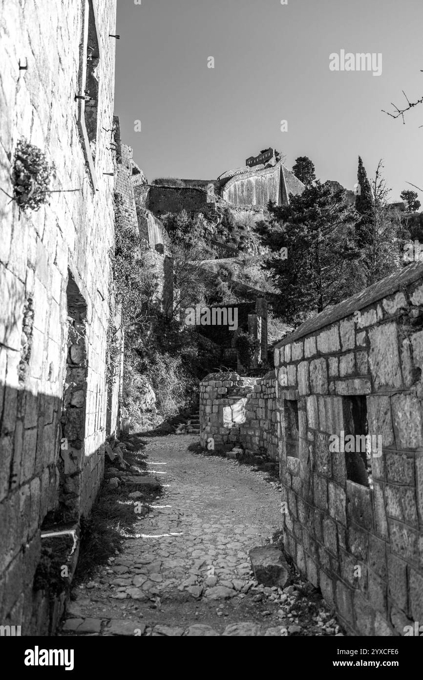 Les fortifications de Kotor sont un système de fortifications historique intégré qui protégeait la ville médiévale de Kotor, au Monténégro. Banque D'Images