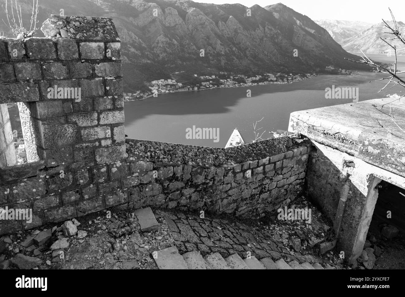 Les fortifications de Kotor sont un système de fortifications historique intégré qui protégeait la ville médiévale de Kotor, au Monténégro. Banque D'Images