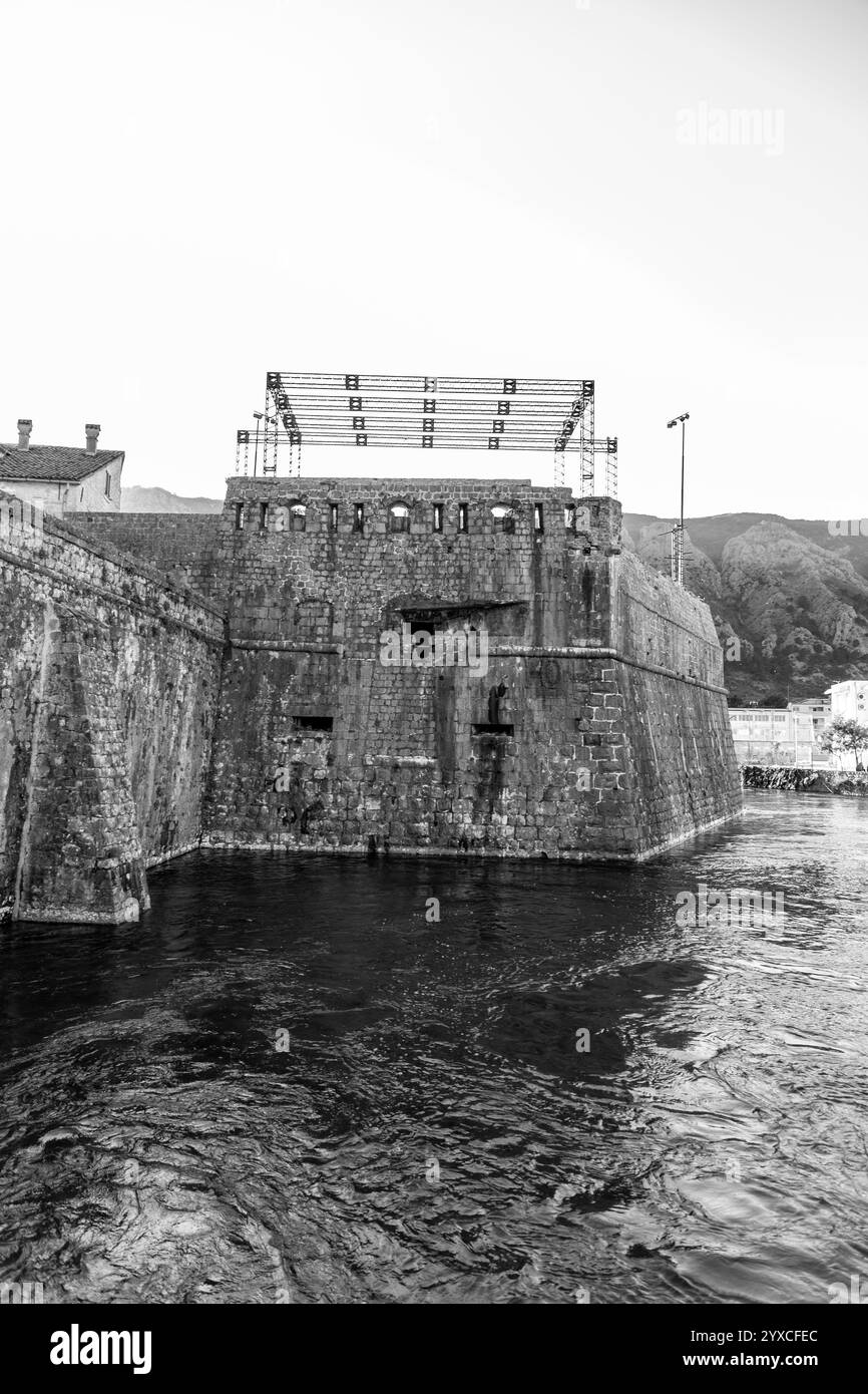 Les fortifications de Kotor sont un système de fortifications historique intégré qui protégeait la ville médiévale de Kotor, au Monténégro. Banque D'Images