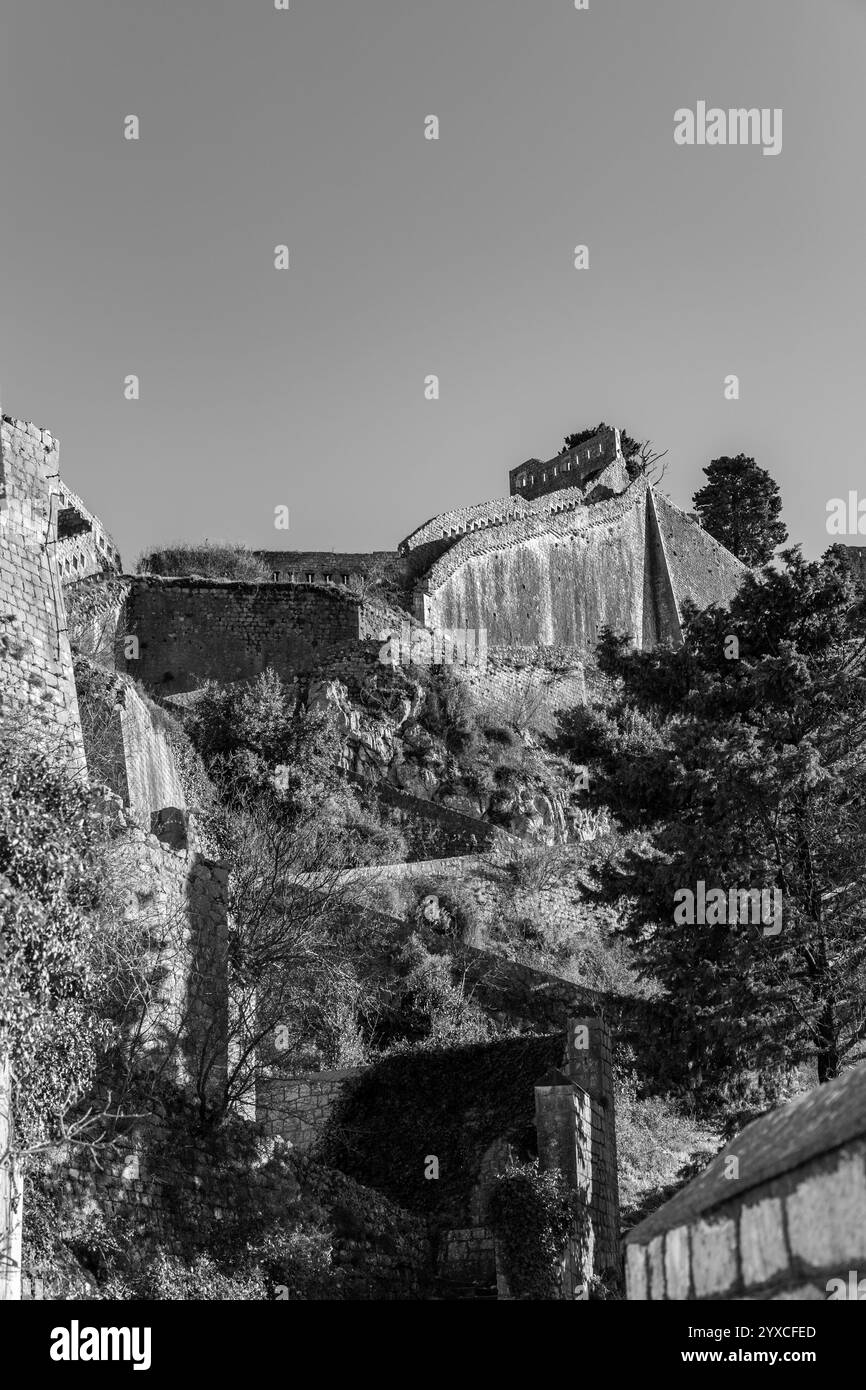 Les fortifications de Kotor sont un système de fortifications historique intégré qui protégeait la ville médiévale de Kotor, au Monténégro. Banque D'Images