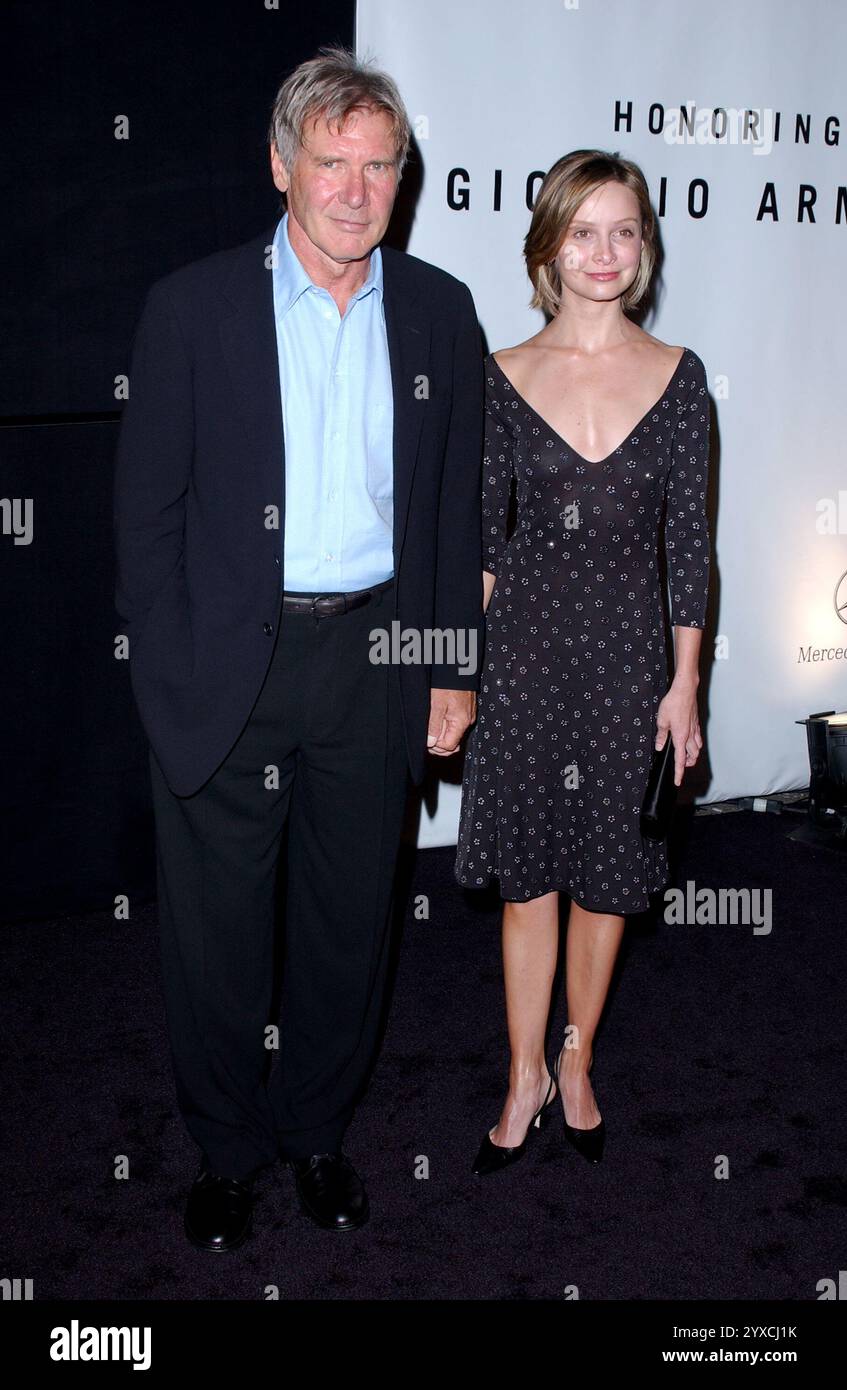 BEVERLY HILLS, CA, USA : (de gauche à droite) Harrison Ford et Calista Flockhart assistent aux honneurs pour Giorgio Armani reçoivent le premier prix 'Rodeo Drive Walk of style' sur Rodeo Drive à Beverly Hills, Californie le 9 septembre 2003. © Lee Roth / Roth Stock Celebrity Archives Banque D'Images