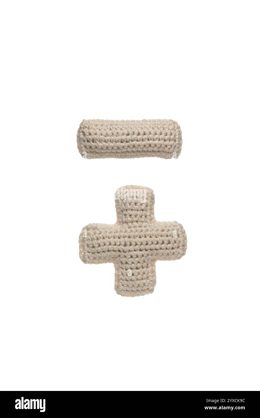 Symboles de crochet faits à la main, un signe plus et un signe moins, isolés sur un fond blanc, mettant en valeur l'art et la polyvalence des techniques de crochet. Banque D'Images