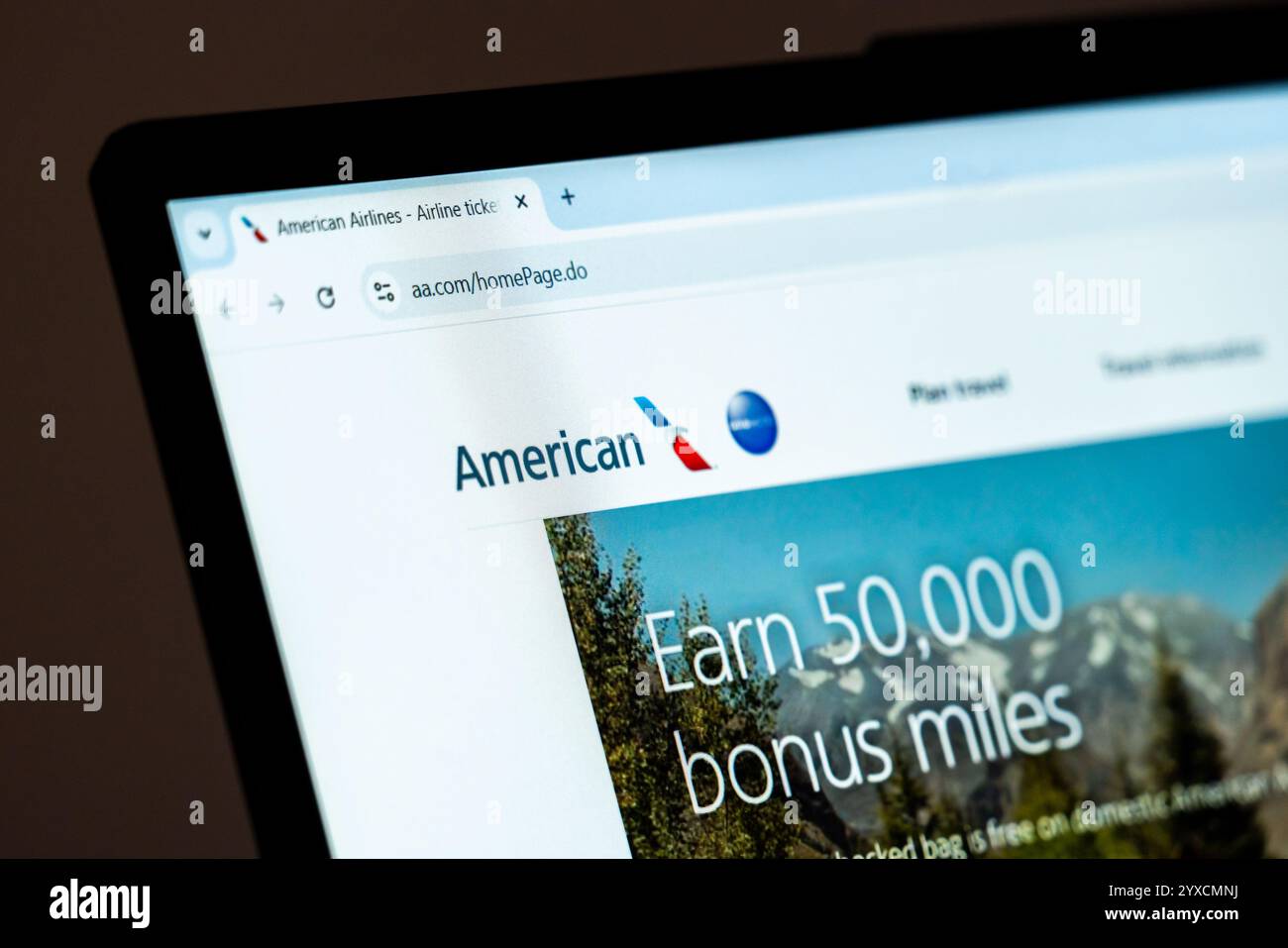 New York, États-Unis - 15 décembre 2024 : page d'accueil du site Web American Airlines affichée sur l'écran de l'ordinateur avec logo visible. Plateforme en ligne pour le vol Banque D'Images