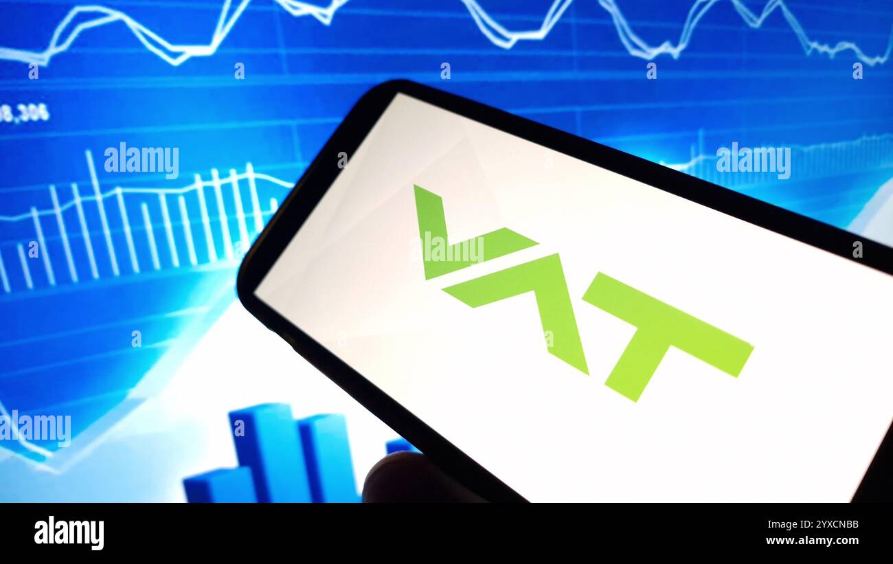 Konskie, Pologne - 14 décembre 2024 : logo de la société VAT Group AG affiché sur le téléphone portable Banque D'Images