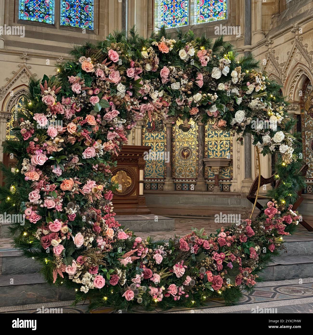 Exposition florale dans la chapelle du Tyntesfield National Trust, Noël, décembre - Image de stock capturée avec un smartphone