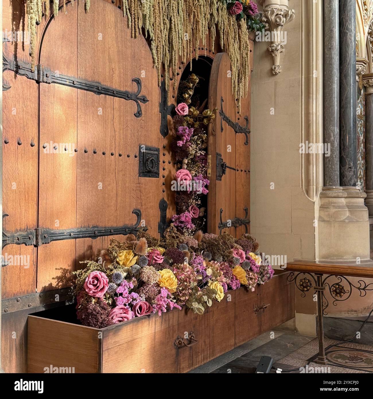 Fleurs dans la chapelle de Tyntesfield, Noël, décembre - Image de stock capturée avec un smartphone