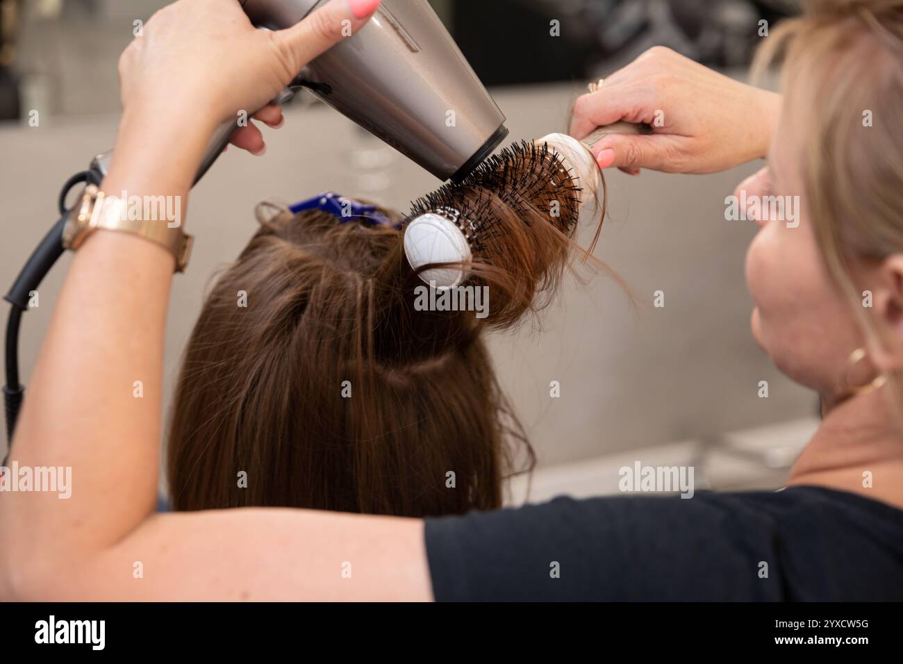 Le processus de séchage détaillé et professionnel effectué dans un cadre de salon assure l'excellence Banque D'Images