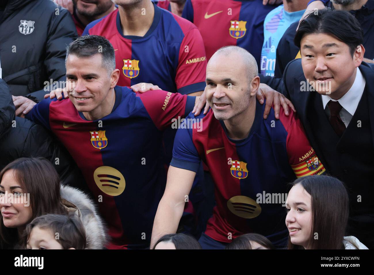Tokyo, Japon. 15 décembre 2024. Les anciens joueurs du FC Barcelone Andrres Iniesta (C) et Javier Saviola (G) posent pour la photo après le match de football "El Clasico in Tokyo" entre les légendes du Barça et celles du Real Madrid à Tokyo le dimanche 15 décembre 2024. Andres Iniesta a tenu une cérémonie d'adieu pour son transporteur professionnel. (Photo de Yoshio Tsunoda/AFLO) Banque D'Images