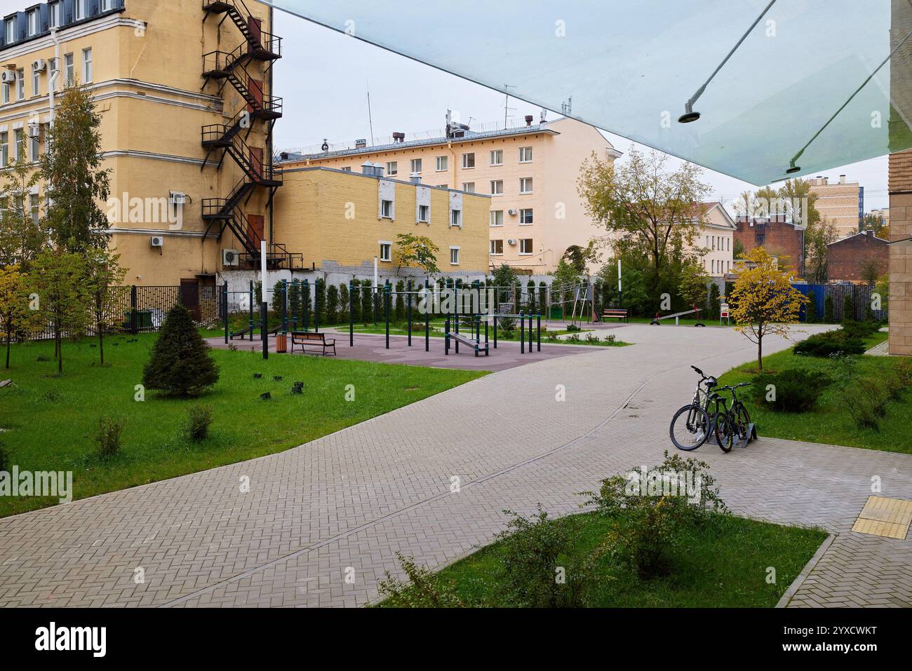 Parc urbain avec une aire de jeux pour enfants et un parking à vélos suffisant Banque D'Images