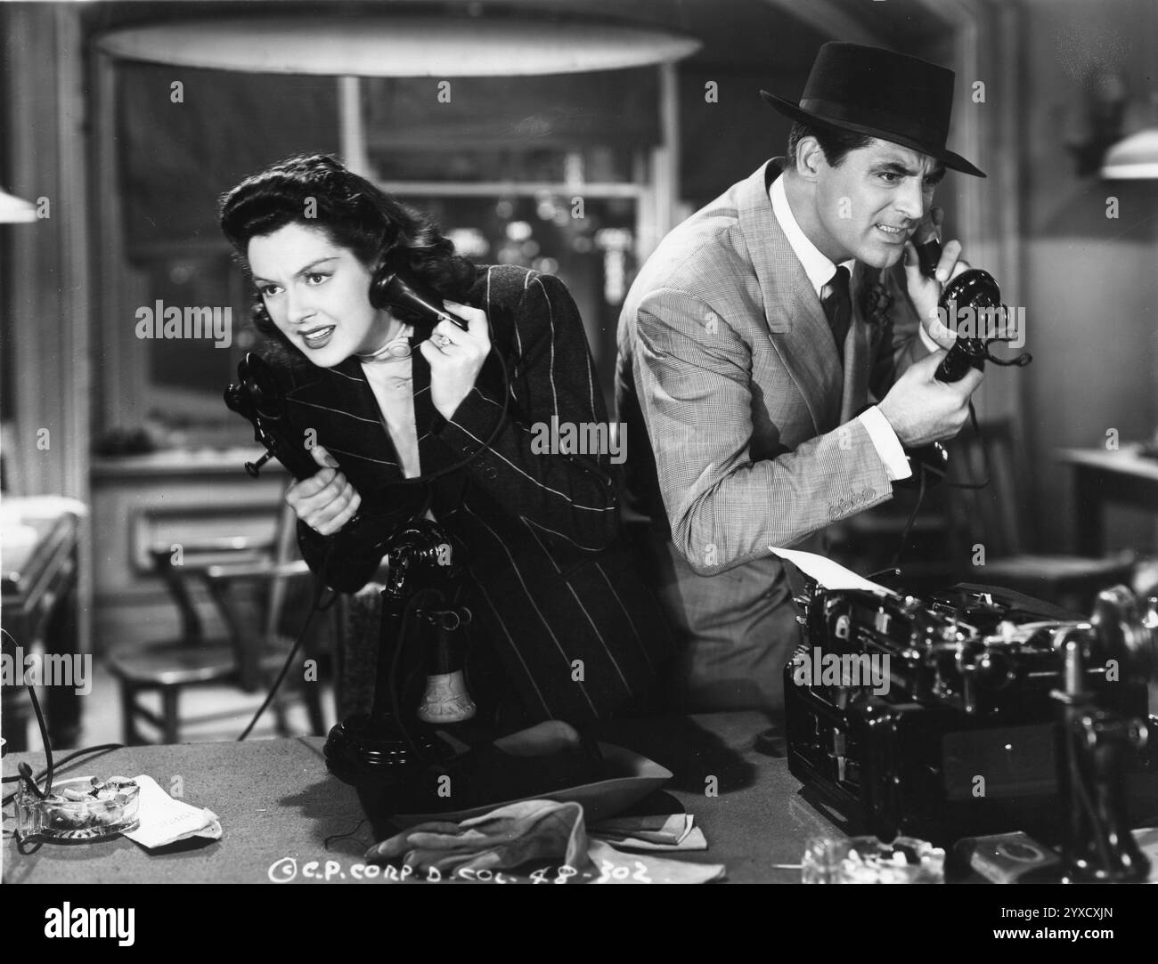 ROSALIND RUSSELL et CARY GRANT dans une scène de SA FILLE VENDREDI 1940 réalisateur HOWARD HAWKS jouer la première page de BEN HECHT et CHARLES MacArthur scénario CHARLES LEDERER Directeur de la photographie JOSEPH WALKER Columbia Pictures Banque D'Images
