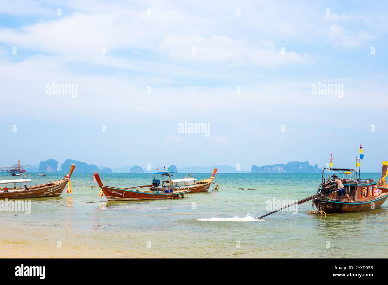 Voyages et tourisme. Bateaux touristes Longtail en mer dans la province de Krabi, Thaïlande-04.03.2024 Banque D'Images