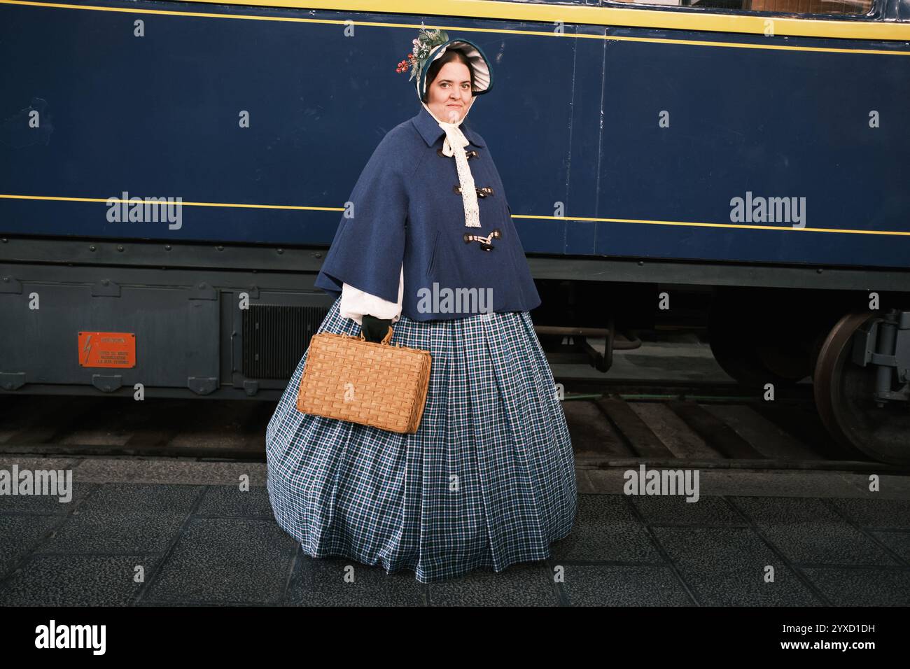 Un groupe de personnes vêtues de costumes des années 1800 du groupe Anacrónicos Recreacion Histórica participe au 100e anniversaire du Musée du chemin de fer Banque D'Images