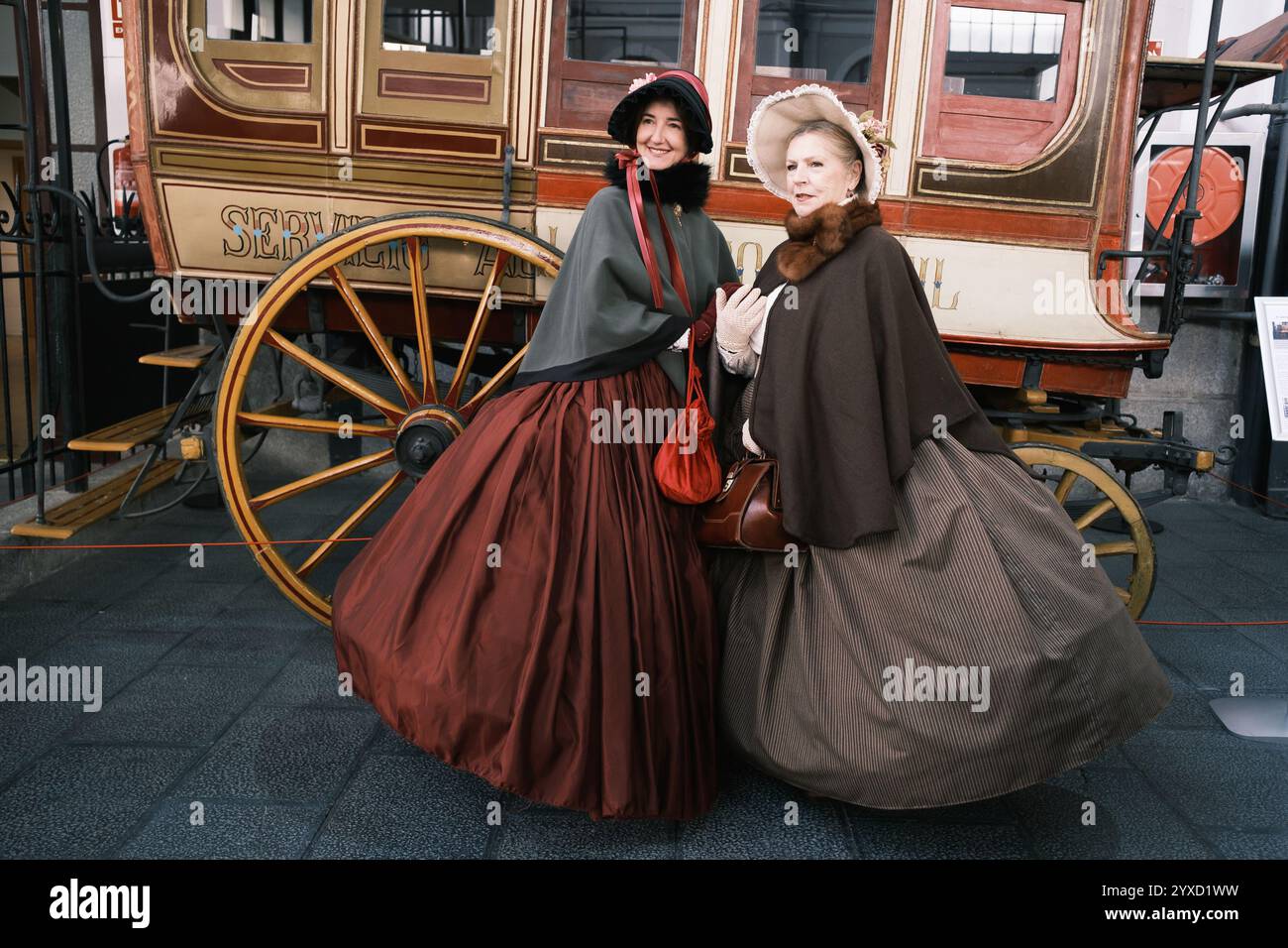 Un groupe de personnes vêtues de costumes des années 1800 du groupe Anacrónicos Recreacion Histórica participe au 100e anniversaire du Musée du chemin de fer Banque D'Images