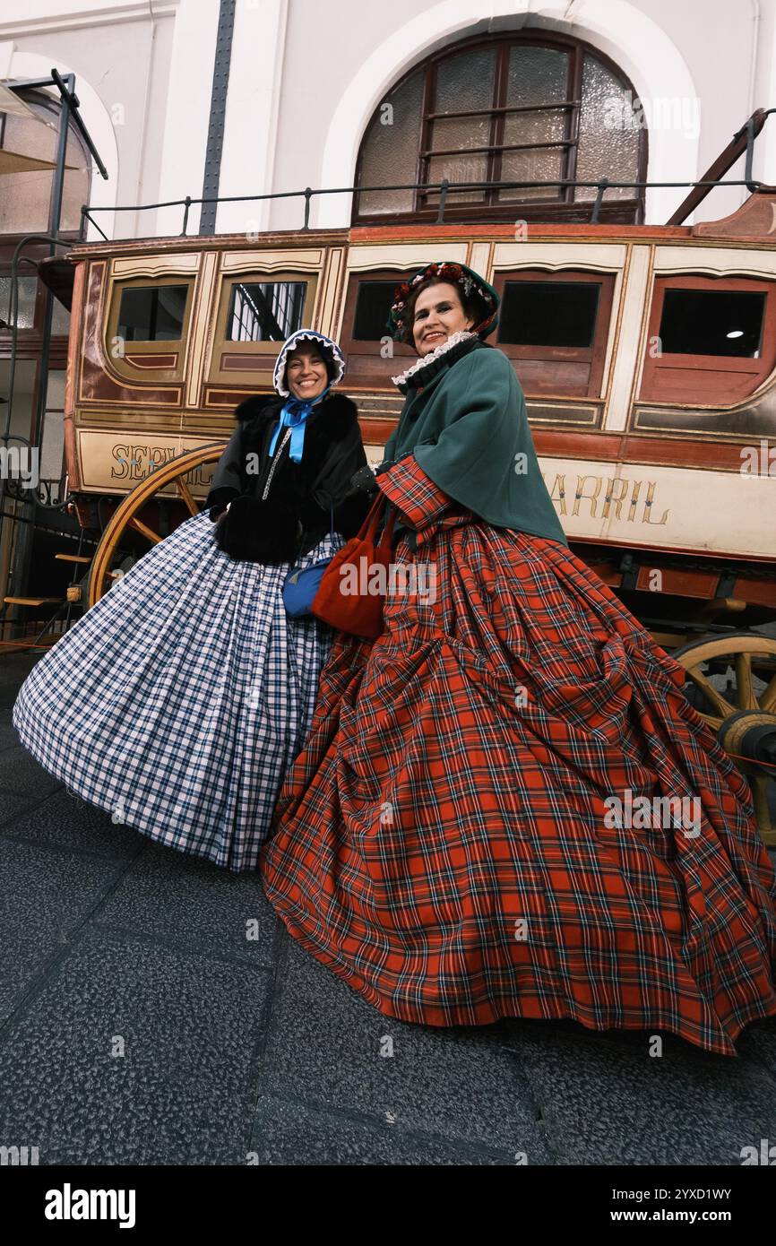 Un groupe de personnes vêtues de costumes des années 1800 du groupe Anacrónicos Recreacion Histórica participe au 100e anniversaire du Musée du chemin de fer Banque D'Images