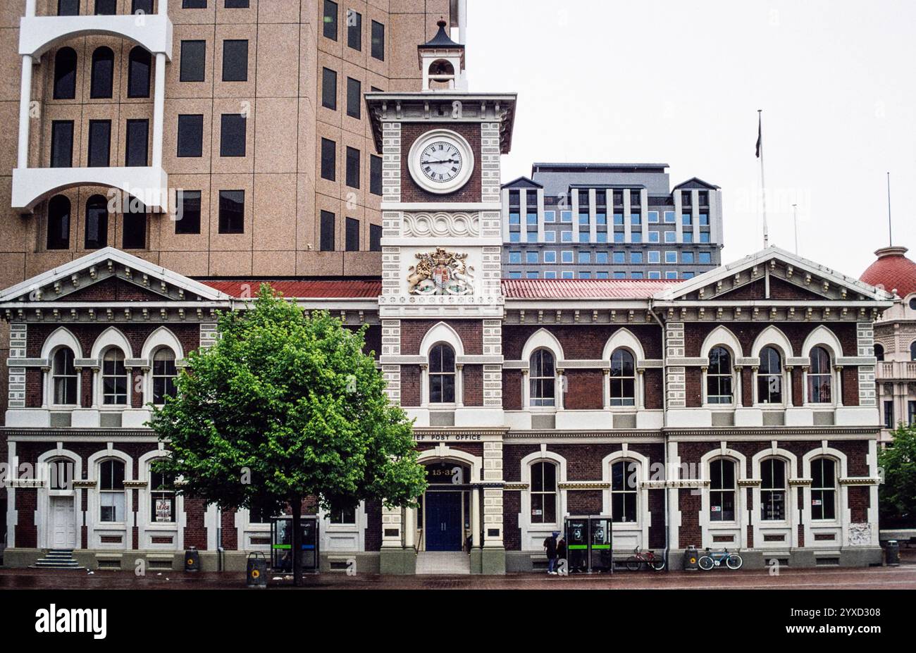 Le Chief Post Office ou Christchurch Central Post Office, à l'origine connu sous le nom de Government Buildings, à Cathedral Square, Christchurch, Nouvelle-Zélande South Island. Photographie d'archives de 1991. Le bâtiment a ensuite été utilisé comme bureau d'information touristique, avant d'être endommagé par le tremblement de terre en 2011. Les réparations du bâtiment historique classé de catégorie 1 ont commencé en 2018. Banque D'Images