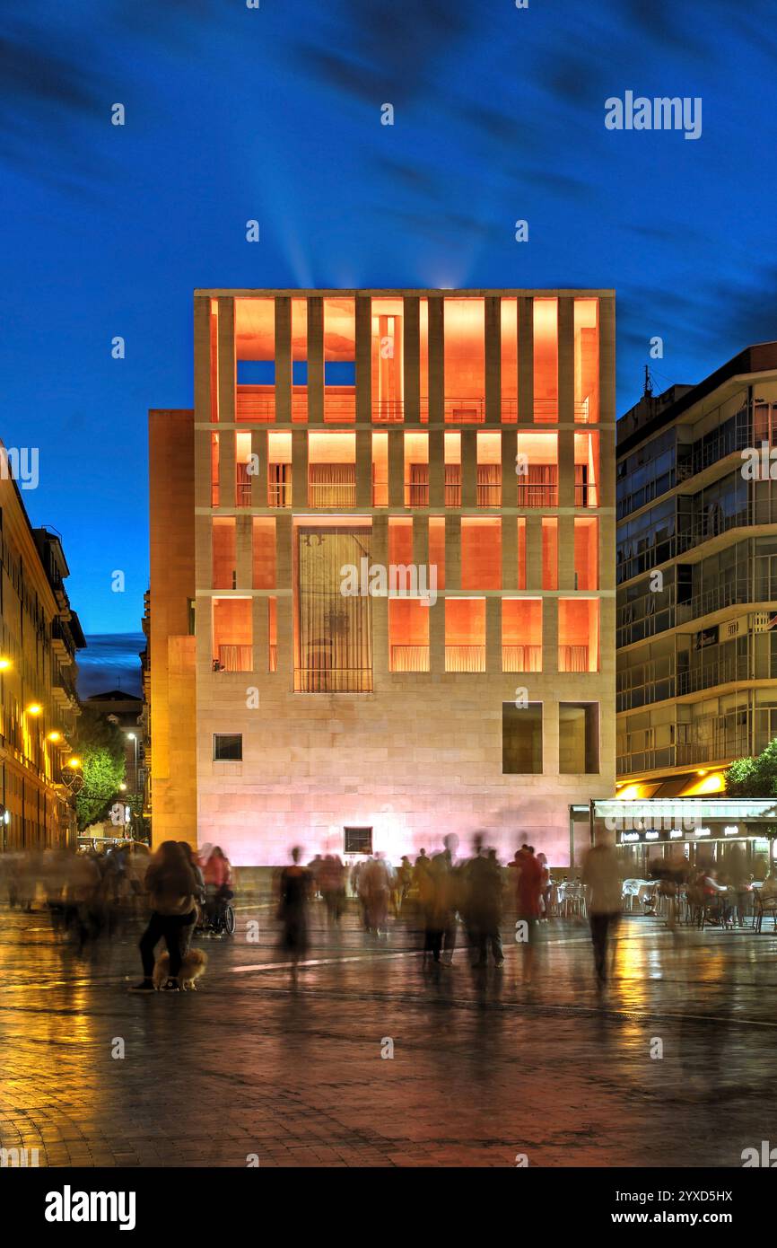 Photographie de nuit du Moneo Building, une extension de l'Hôtel de ville achevée en 1999 d'après les plans de Rafael Moneo, situé sur la Plaza Cardinal Bellu Banque D'Images