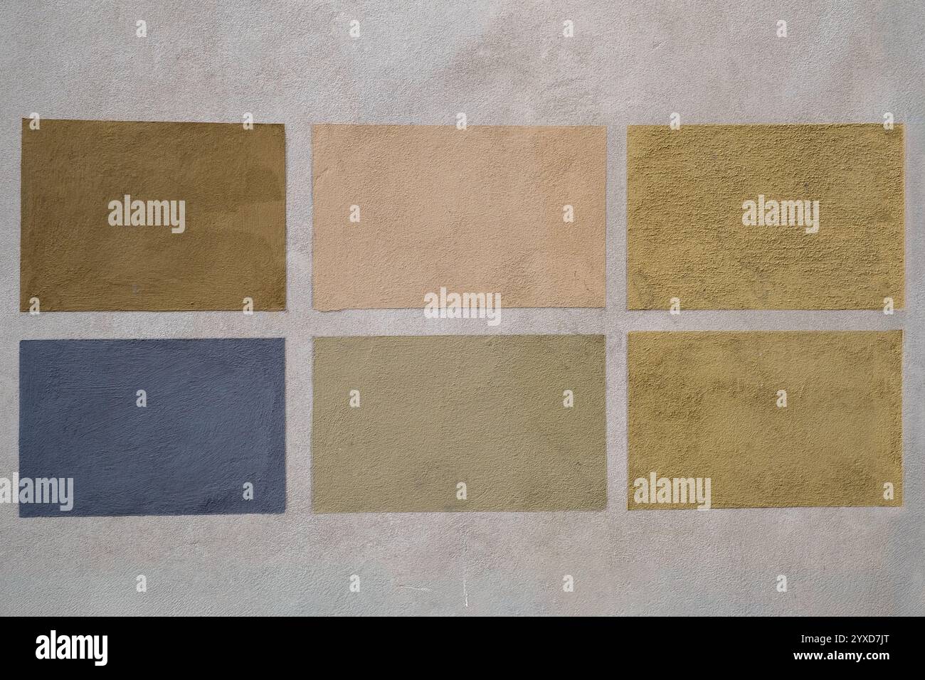 Échantillons pour tester les couleurs sur plâtre gris d'un mur d'un bâtiment historique Banque D'Images