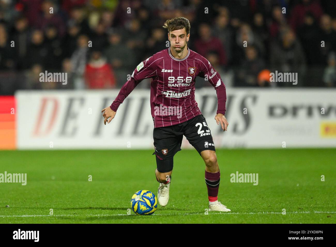 Salerne, Italie. 15 décembre 2024. Giulio Maggiore de l'US Salernitana en action lors du match de Serie B entre l'US Salernitana et la SS Juve Stabia au Stadio Arechi, Salerne, Italie, le 15 décembre 2024. Crédit : Nicola Ianuale/Alamy Live News Banque D'Images