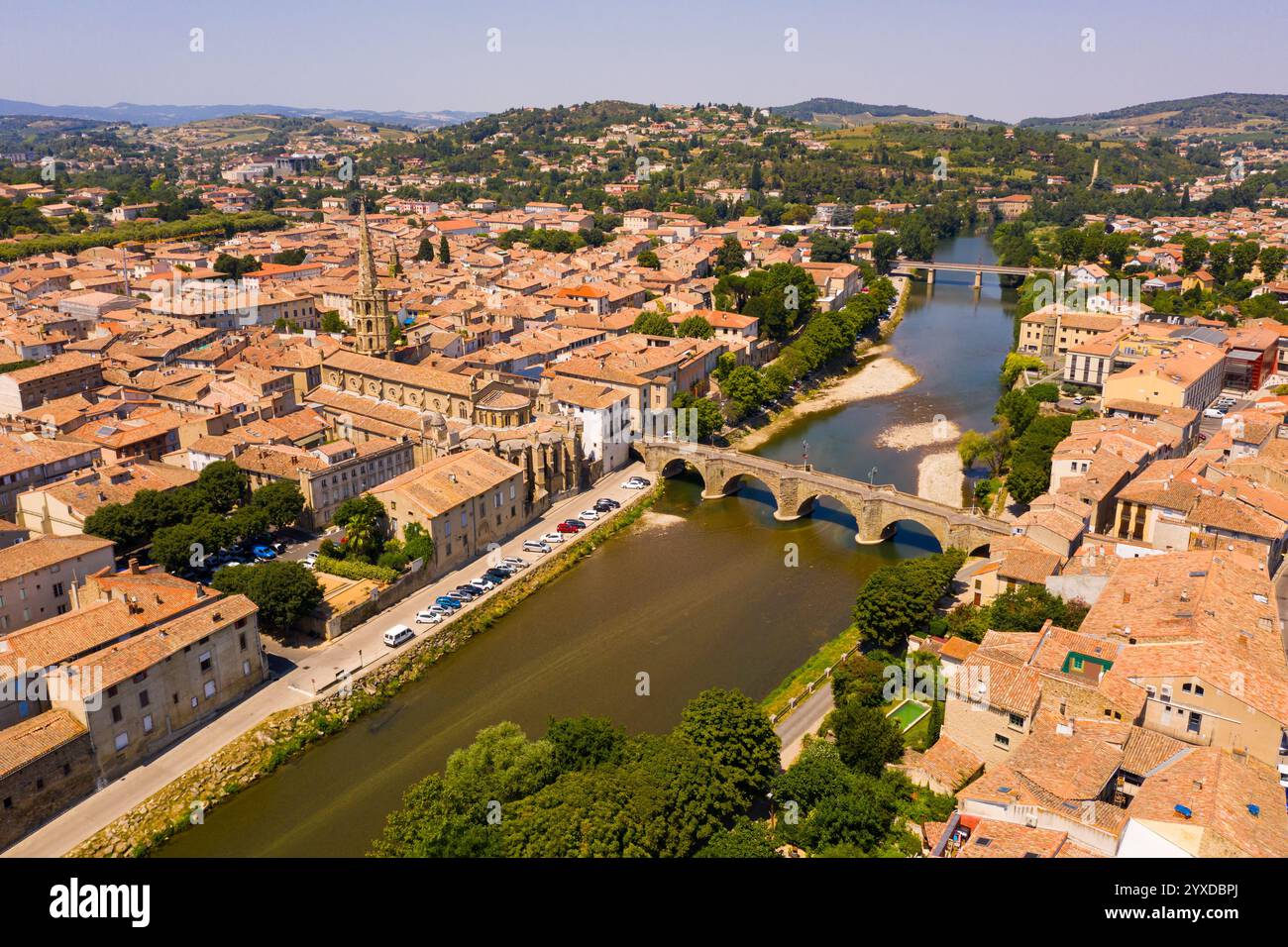 Vue aérienne de la commune française de Limoux sur l'Aude en été Banque D'Images