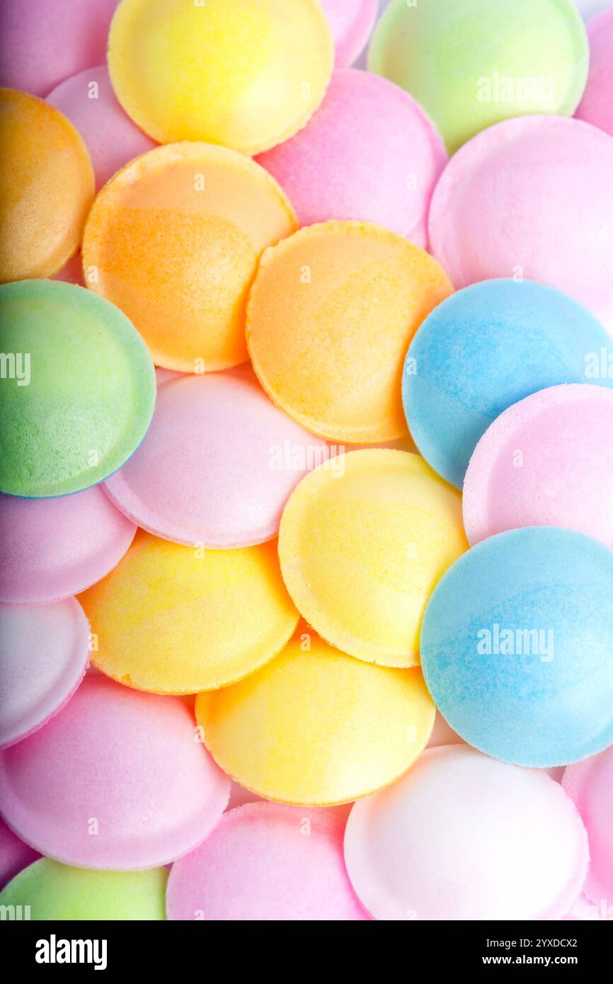 fond de bonbons de soucoupe volante coquille de riz comestible enveloppant un sorbet acidulé, offrant un délicieux éclat coloré de saveur dans chaque bouchée. Banque D'Images