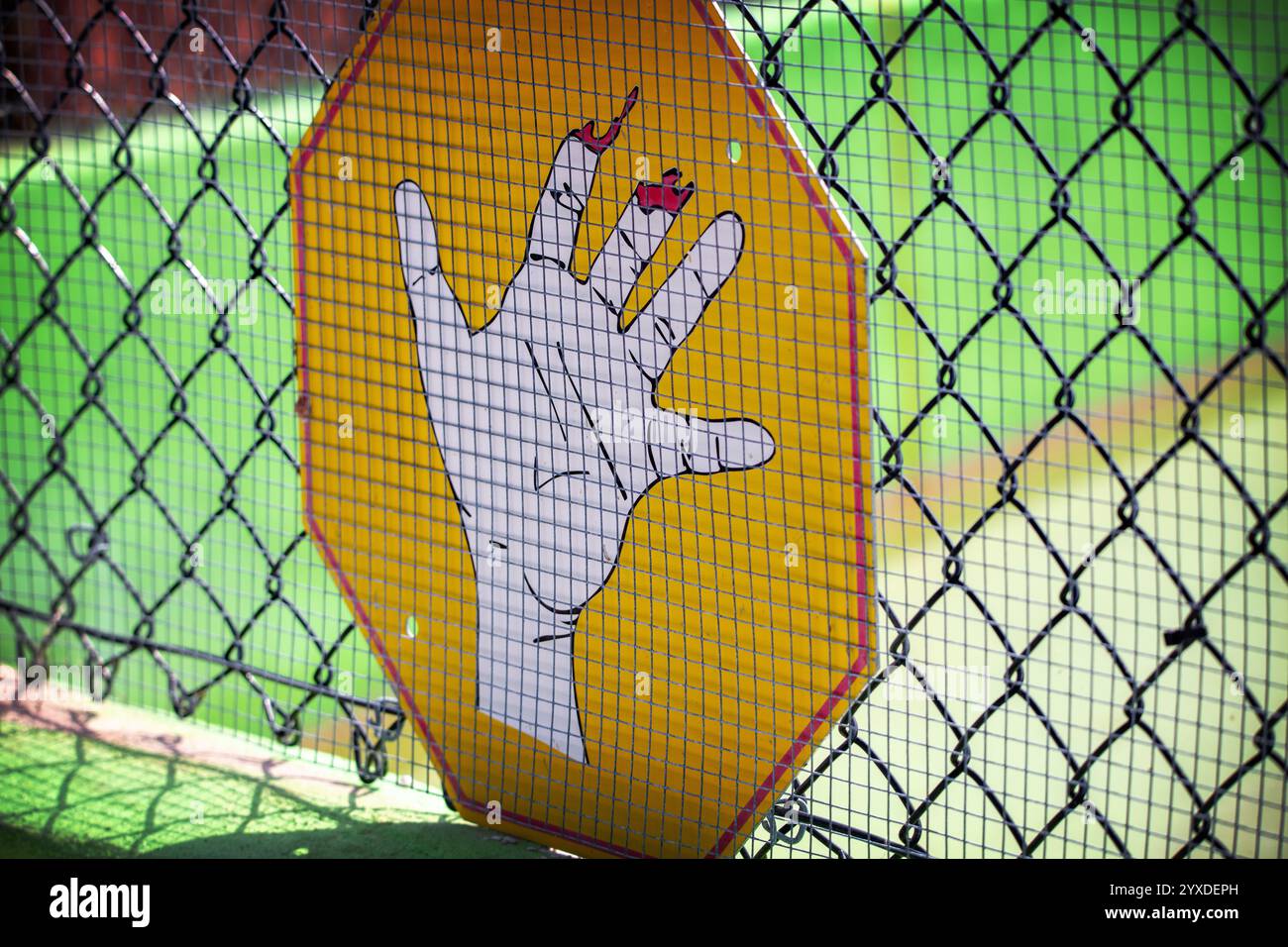 Des panneaux avertissent d'un danger à un enclos d'alligators à Everglades City, parc national des Everglades, Floride Banque D'Images