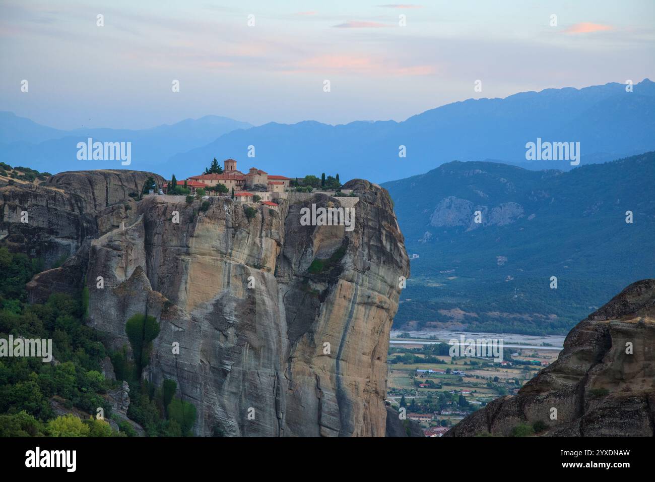Monastères perchés sur des falaises imposantes dans les Météores Banque D'Images