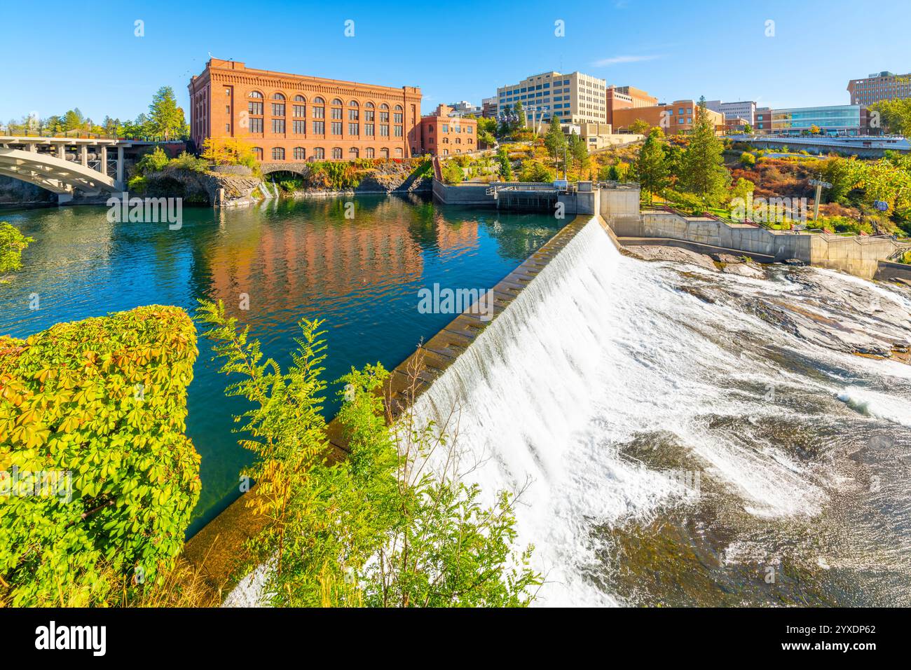 Vue depuis le sentier du centenaire au bord de la rivière et donnant sur Lower Spokane Falls avec Riverfront Park, le pont Monroe équipé Bridge et le centre-ville de Spokane, Washington, États-Unis. Banque D'Images