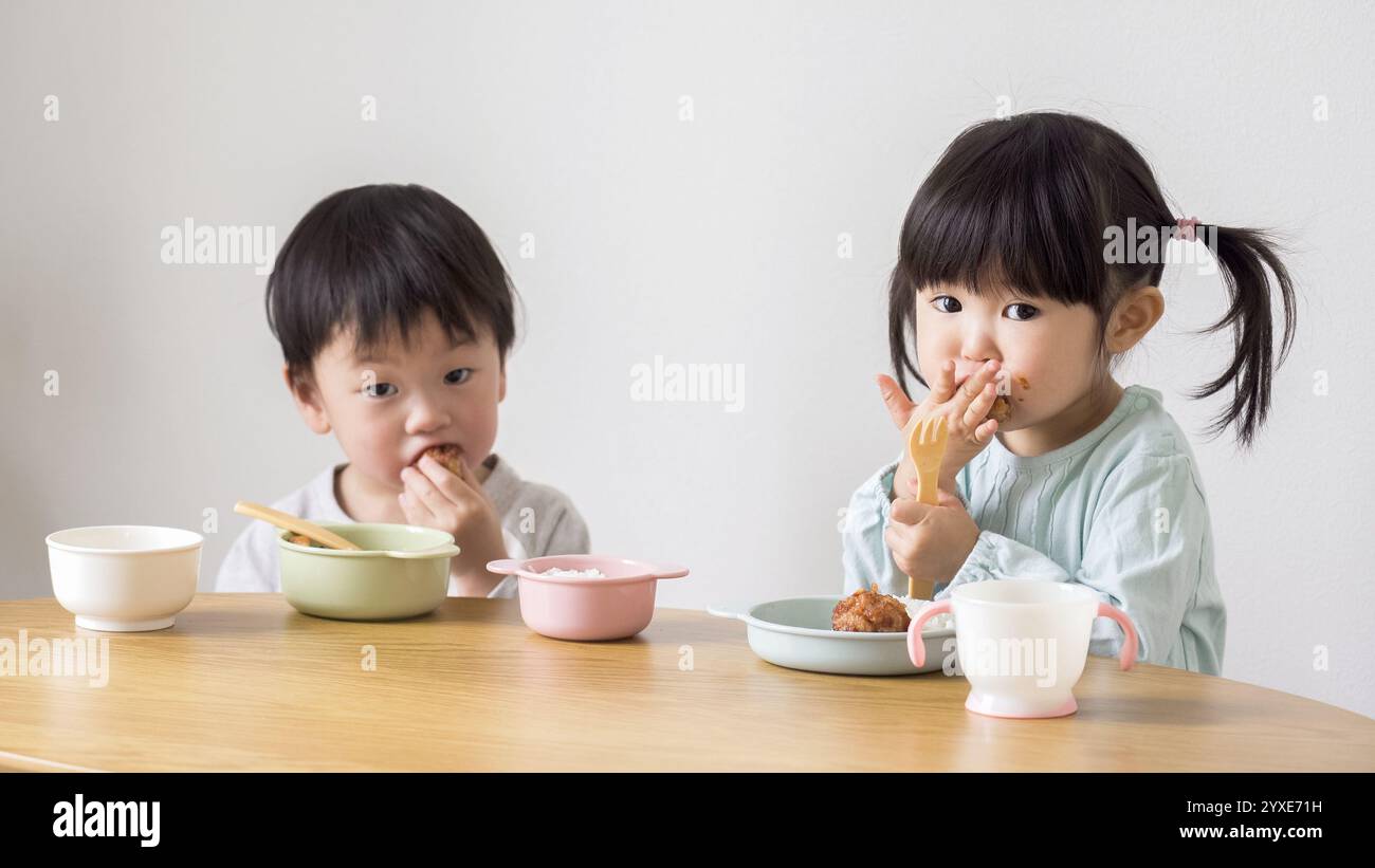 Enfants mangeant un repas Banque D'Images