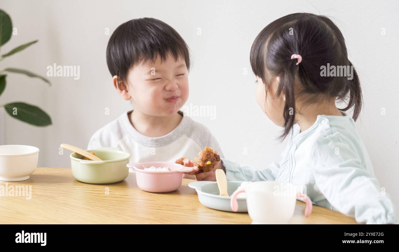 Enfants mangeant un repas Banque D'Images