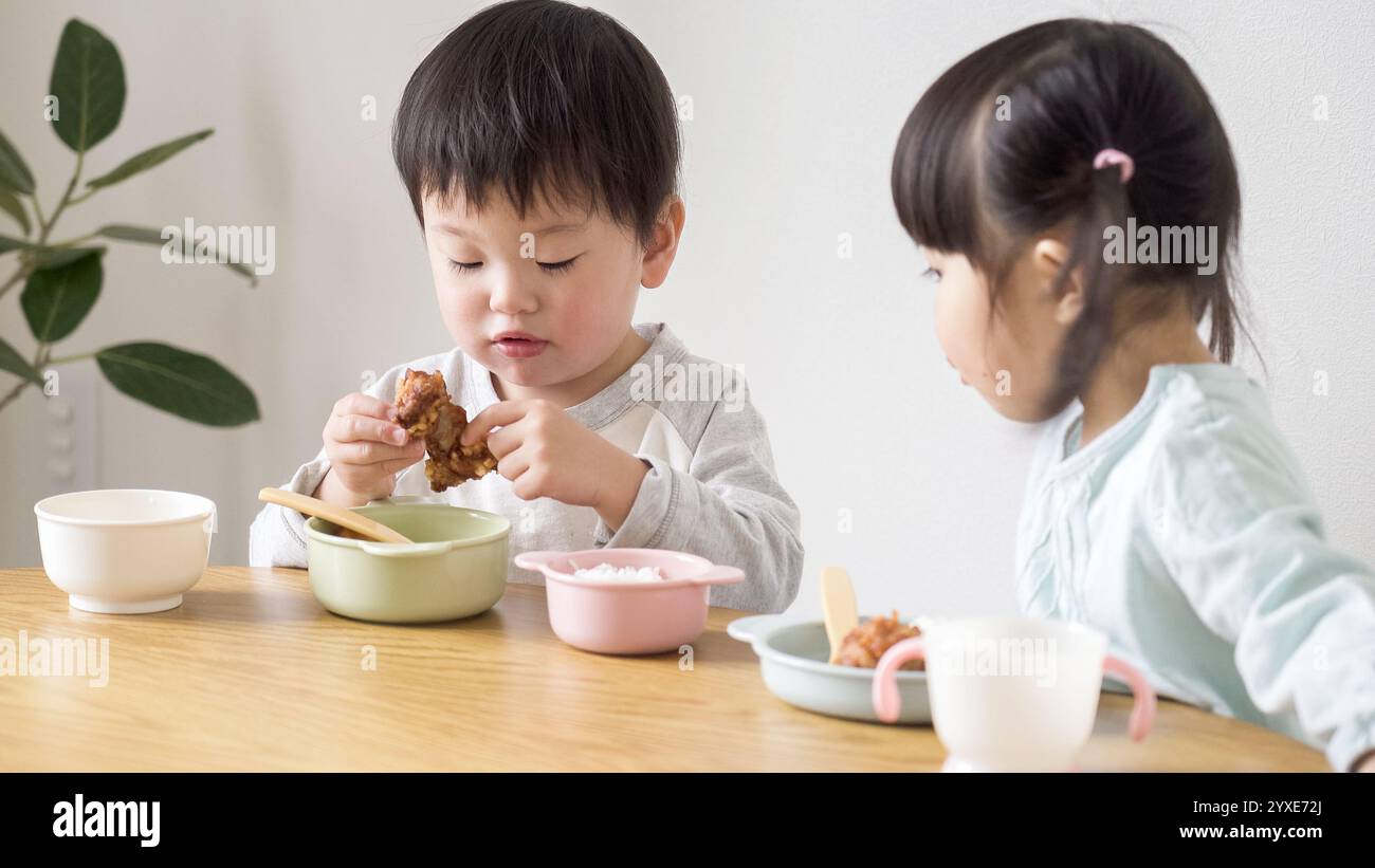 Enfants mangeant un repas Banque D'Images