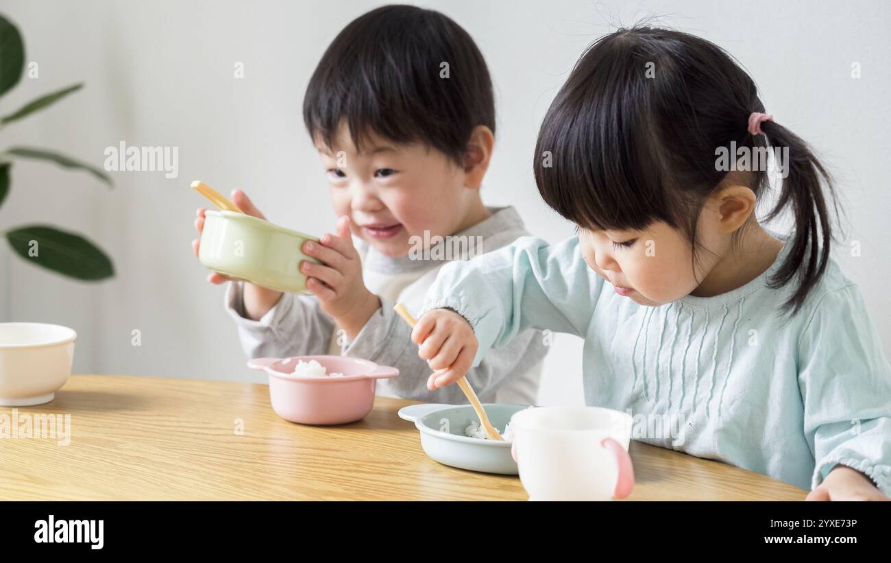 Enfants mangeant un repas Banque D'Images