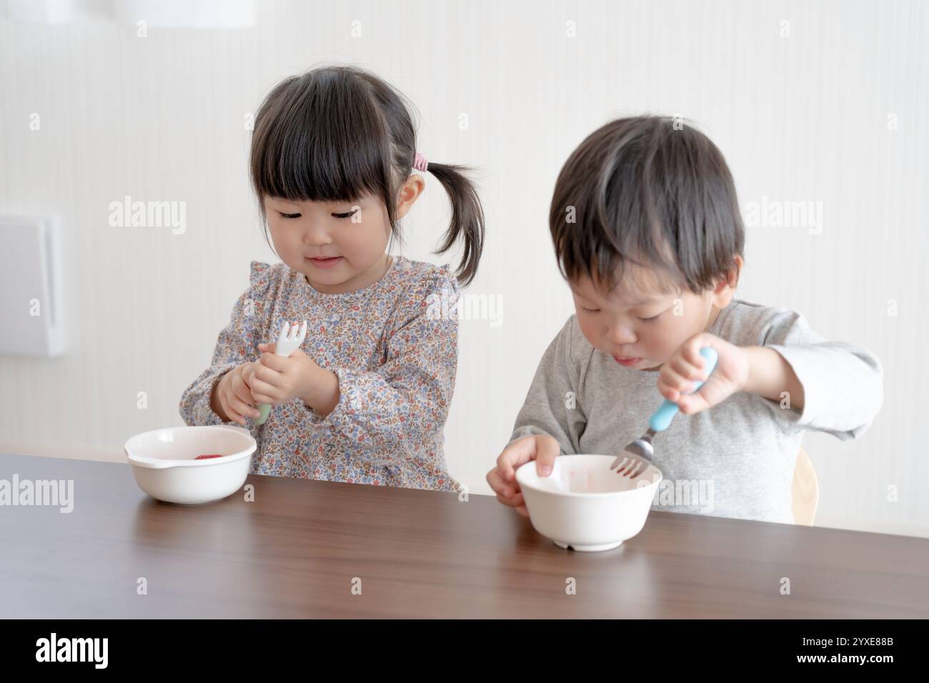 Enfants mangeant un repas Banque D'Images