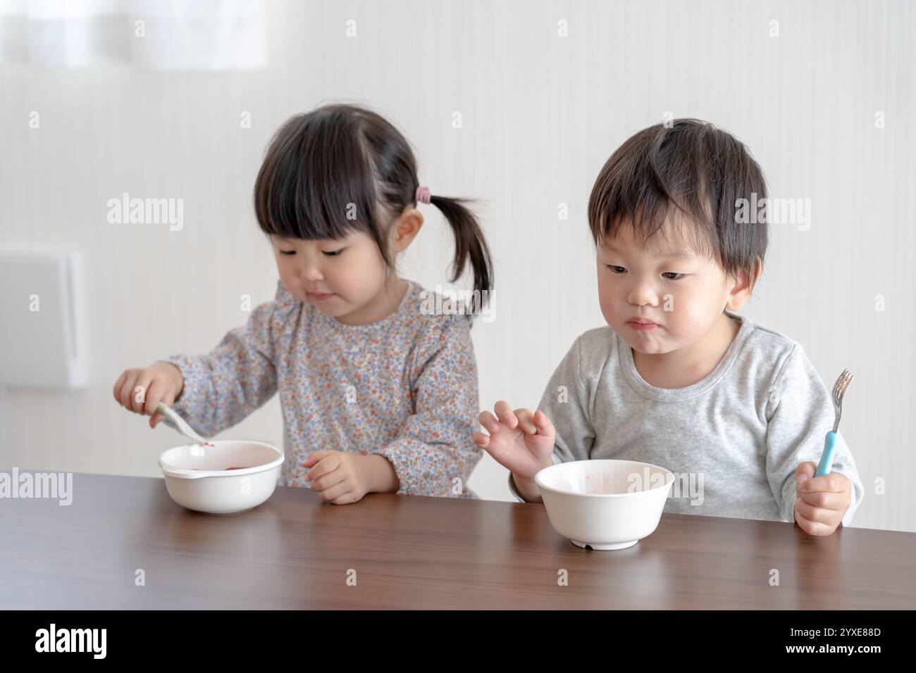 Enfants mangeant un repas Banque D'Images