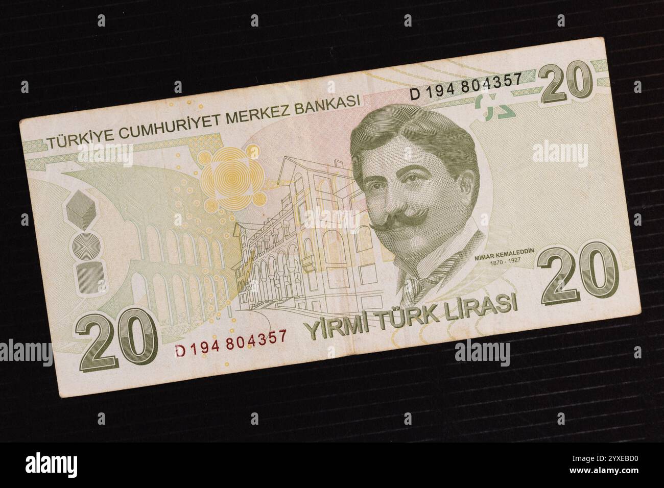 Turquie 20 lires 2009 billet de banque représentant un portrait de Mimar Kemaleddin (1870-1927), bâtiment principal de l'Université Gazi, aqueduc, motif circulaire et cube-globe-c. Banque D'Images